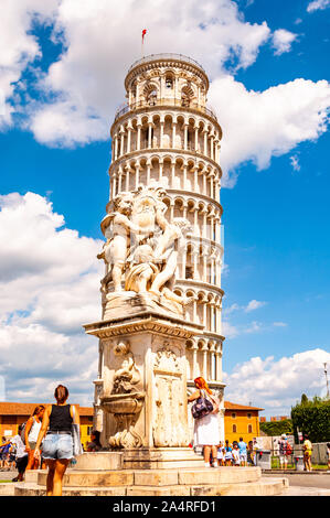Pise, Italie - Septembre 03, 2019 : La célèbre Tour de Pise ou La Torre di Pisa avec La Fontana dei putti, La Fontaine avec des anges à Banque D'Images