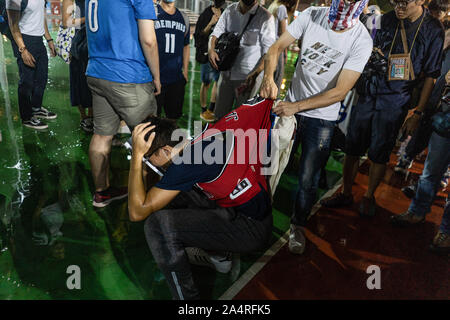 Wan Chai, Hong Kong. 15 Oct, 2019. Les protestataires accomplir un acte d'une attaque de l'homme à Lebron James, masque lors de la manifestation. Des centaines de manifestants se sont réunis pour exprimer leur colère à propos de Lebron James's tweet et pour manifester leur appui au directeur général de la Houston Rockets, Daryl Morey, et Adam Silver, commissaire de la NBA, pour défendre la liberté comme valeur fondamentale dans la NBA. Credit : SOPA/Alamy Images Limited Live News Banque D'Images