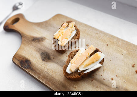 Matin sandwiches avec du café. le pain avec le fromage et le beurre. Banque D'Images