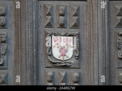 Blason du 3 aigles du Queen's College à Oxford Bodleian libray la grande porte. Un électeur college fondé pour Philippa de Hainault Banque D'Images