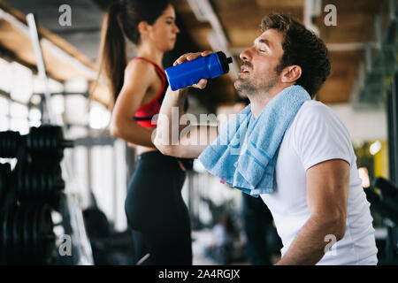Jeune homme fit prendre pause dans l'élaboration Banque D'Images