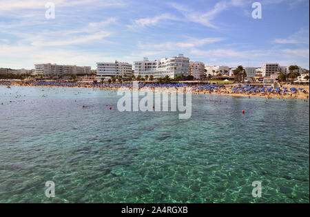 Protaras, Chypre - octobre 10. 2019. Vue de la mer sur la célèbre plage Sunrise Banque D'Images