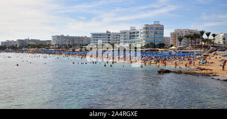 Protaras, Chypre - octobre 10. 2019. Vue de la mer sur la célèbre plage Sunrise Banque D'Images