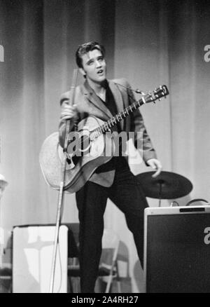Elvis Presley l'exécution le 26 mai 1956. La performance a eu lieu à la Veteran's Memorial Auditorium, Columbus, Ohio. Banque D'Images