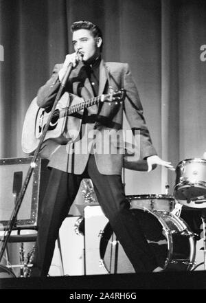 Elvis Presley l'exécution le 26 mai 1956. La performance a eu lieu à la Veteran's Memorial Auditorium, Columbus, Ohio. Banque D'Images