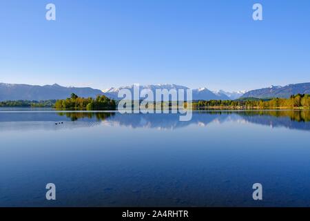 L'île du lac Staffelsee avec Muhlworth, montagnes Estergebirge derrière, à Uffing Staffelsee, Préalpes, Upper Bavaria, Bavaria, Germany Banque D'Images