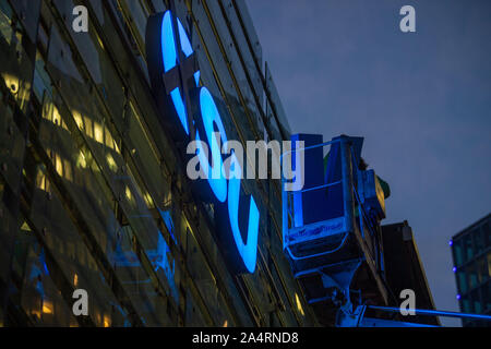 Munich, Allemagne. 16 Oct, 2019. Les militants de l'organisation Greenpeace modifier le logo à la direction de la CSU. Au lieu de 'CSU',' (véhicules utilitaires sport) devait être lu le lundi matin. Credit : Lino Mirgeler/dpa/Alamy Live News Banque D'Images