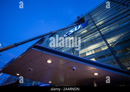 Munich, Allemagne. 16 Oct, 2019. Les militants de l'organisation Greenpeace modifier le logo à la direction de la CSU. Au lieu de 'CSU',' (véhicules utilitaires sport) devait être lu le lundi matin. Credit : Lino Mirgeler/dpa/Alamy Live News Banque D'Images