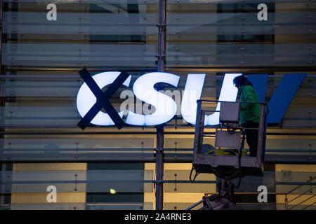 Munich, Allemagne. 16 Oct, 2019. Les militants de l'organisation Greenpeace modifier le logo à la direction de la CSU. Au lieu de 'CSU',' (véhicules utilitaires sport) devait être lu le lundi matin. Credit : Lino Mirgeler/dpa/Alamy Live News Banque D'Images