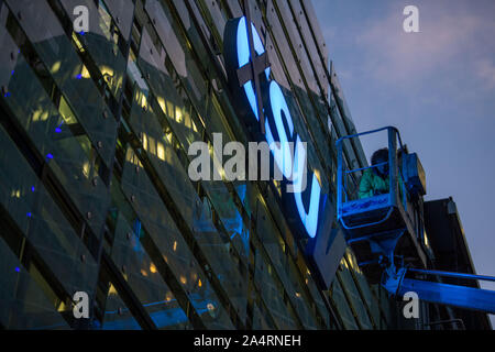 Munich, Allemagne. 16 Oct, 2019. Les militants de l'organisation Greenpeace modifier le logo à la direction de la CSU. Au lieu de 'CSU',' (véhicules utilitaires sport) devait être lu le lundi matin. Credit : Lino Mirgeler/dpa/Alamy Live News Banque D'Images