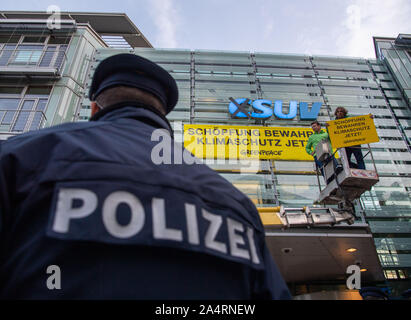 Munich, Allemagne. 16 Oct, 2019. Les militants de l'organisation Greenpeace modifier le logo à la direction de la CSU. Au lieu de 'CSU',' (véhicules utilitaires sport) devait être lu le lundi matin. Credit : Lino Mirgeler/dpa/Alamy Live News Banque D'Images