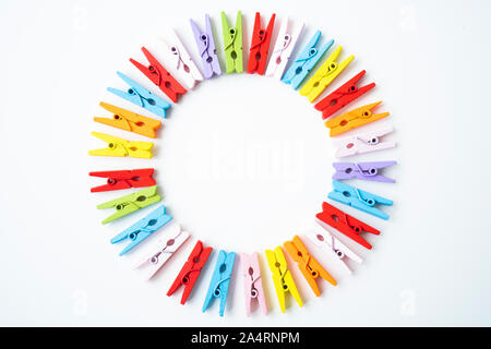 Un clothespin ou vêtements peg est une attache pour suspendre des vêtements pour sécher, habituellement sur une corde à linge. Clothespins viennent souvent de différentes le desi Banque D'Images