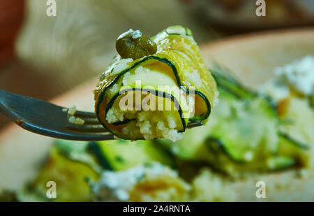 Herby Couscous courgette farcie rouleaux, la cuisine méditerranéenne Banque D'Images