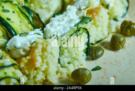 Herby Couscous courgette farcie rouleaux, la cuisine méditerranéenne Banque D'Images