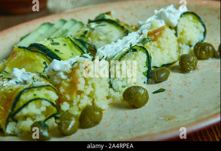 Herby Couscous courgette farcie rouleaux, la cuisine méditerranéenne Banque D'Images