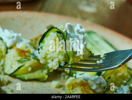 Herby Couscous courgette farcie rouleaux, la cuisine méditerranéenne Banque D'Images