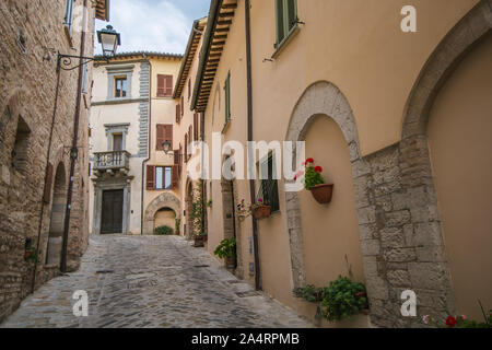 Vue sur la vieille ruelle dans le centre historique de Nocera Umbra Banque D'Images