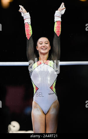 Stuttgart, Allemagne. 12 octobre, 2019. La gymnastique : Les Championnats du Monde, finale de l'appareil, les femmes : Nina Derwael de Belgique réagit après son exercice sur les barres asymétriques. Crédit : Tom Weller/dpa/Alamy Live News Banque D'Images