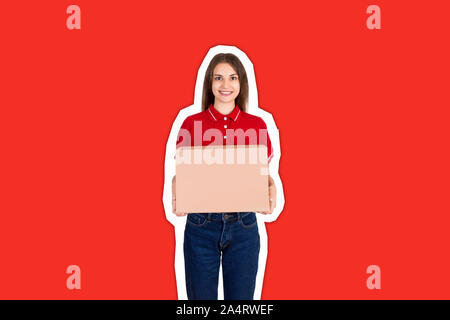 Belle prestation happy smiling woman holding est une boîte en carton style collage Magazine avec un fond de couleur à la mode. Banque D'Images