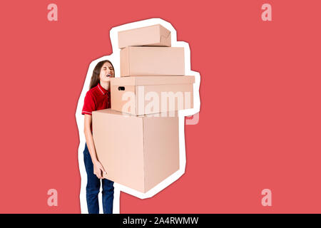 Livraison fatigué woman is holding une pile de boîtes en carton. Jolie fille est épuisé après une dure journée de style collage Magazine avec bac couleur tendance Banque D'Images