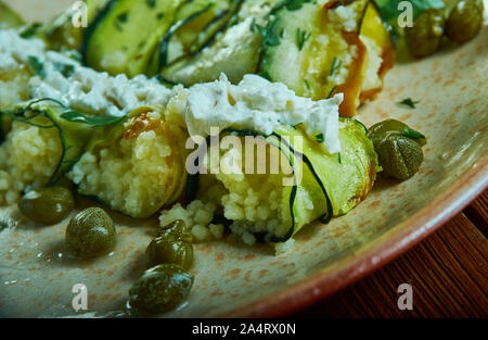 Herby Couscous courgette farcie rouleaux, la cuisine méditerranéenne Banque D'Images