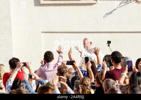 Cité du Vatican, le 16 octobre 2019. Pape Francis vagues pour les fidèles comme il arrive d'assister à l'audience générale hebdomadaire sur la Place Saint Pierre. © Riccardo De Luca Crédit : mettre à jour les images/Alamy Live News Banque D'Images