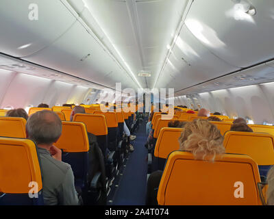 Les gens sont assis dans une cabine de l'avion pendant le vol. Banque D'Images