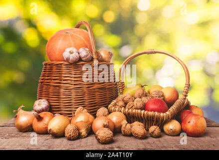 Chasse d'automne des fruits et légumes. La composition est sur l'ancien, les conseils scolaires. Produits de saison et naturels. Le potiron, les pommes, les noix, les oignons, l'ail Banque D'Images