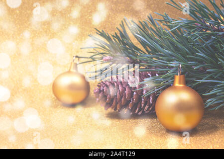 Carte de Noël avec l'arrière-plan flou. Carte de Noël lumineux avec des branches de sapin, des boules et le cône. Bokeh flou. Banque D'Images