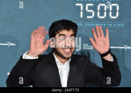 Cologne, Allemagne. 14Th Oct, 2019. L'acteur Omid Memar vient à la projection du film ' 7500 ' à Cologne, le Festival du Film International Film and Television Festival. Credit : Horst Galuschka/dpa/Alamy Live News Banque D'Images