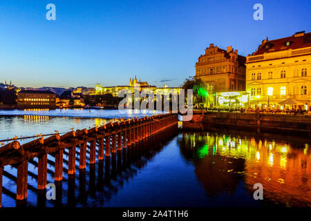 Nuit de la rivière du château de Prague, maisons colorées à la rivière Vltava Prague République tchèque lumières Vltava à Prague Banque D'Images