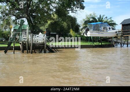 Maison et bateau sur le fleuve Paranà. Petit yacht amarré par la rive. Banque D'Images