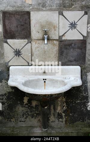 Lavabo dans San Telmo . Lavabo extérieur décoré de carreaux dans San Telmo est pasaje de la Defensa. Banque D'Images