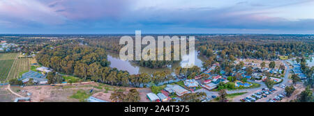 Murray River serpente à travers la végétation indigène dans la région de Wagga Wagga, New South Wales, Australie Banque D'Images