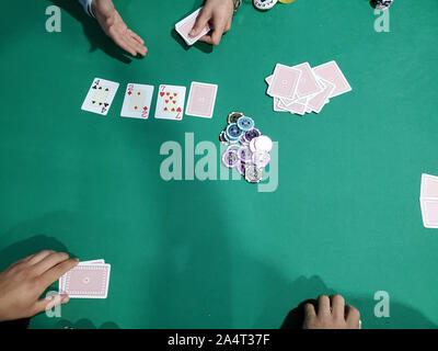 Jeu de poker joueurs en tournoi, les gens sur le tableau Vue de dessus Banque D'Images