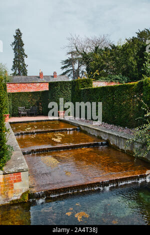 L'eau se trouve dans les jardins du château de Hampton court, dans le Herefordshire, en Angleterre Banque D'Images