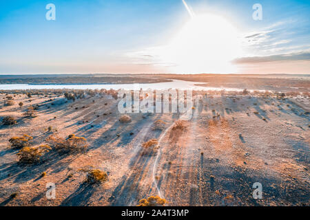 Grand soleil qui brille au-dessus du lac dans le désert australien - vue aérienne Banque D'Images