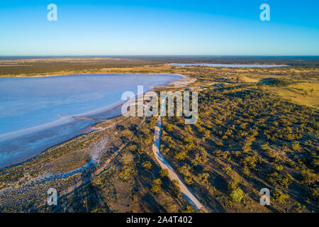 Salt Lake dans le désert au lever du soleil. Victoria, Australie. Banque D'Images