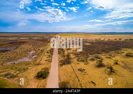 Route non linéaire passant par l'outback australien - vue aérienne Banque D'Images