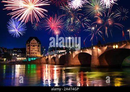 Mittlere Brucke milieu pont sur le Rhin à Bâle, nuit au cours de la célébration d'artifice Banque D'Images