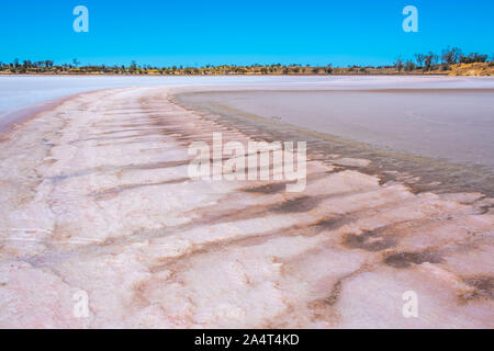 Pink salt lake dans le désert australien sur journée ensoleillée Banque D'Images