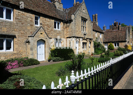 Chalets traditionnels en pierre dans la ville de Ramsey, Cambridgeshire England UK Banque D'Images