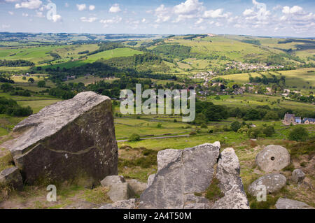 Vue panoramique depuis l'escarpement de Curbar Edge et les millénaires abandonnés, parc national du Peak District, Derbyshire, Angleterre Banque D'Images