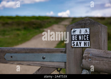 Soyez gentil dites hi signe sur la porte en bois dans la campagne, Derbyshire, Angleterre Banque D'Images