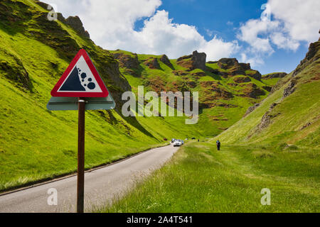 Winnats Pass une étroite gorge de calcaire abrupte dans le Peak District, Derbyshire, Angleterre Banque D'Images