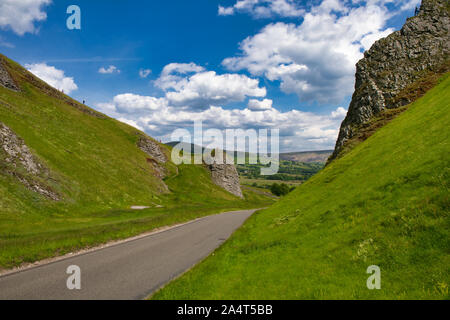 Route étroite à travers Winnats Pass une gorge calcaire abrupte dans le Peak District, Derbyshire, Angleterre Banque D'Images