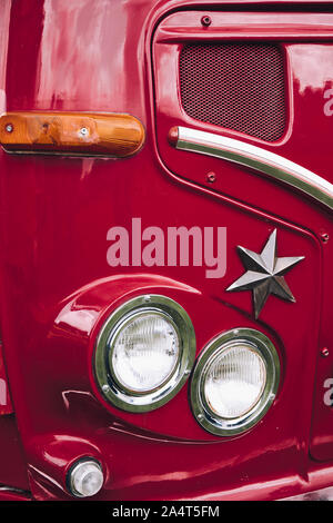 Phares et étoile en métal devant l'autocar rouge classique, Nottingham Transport Festival, Autokarna 2019, Wolaton Park, Nottingham, Angleterre Banque D'Images