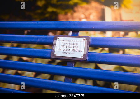 Plaque sur siège memorial aux victimes de la catastrophe de Lockerbie crash aérien de Lockerbie, cimetière, Dryfesdale, Dumfries et Galloway, Écosse Banque D'Images