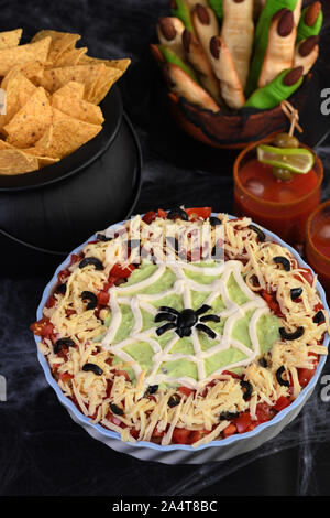 Spooky Halloween Taco à sept couches Dip : transformer un apéritif classique dans un Halloween avec de l'olive noire araignée . Banque D'Images