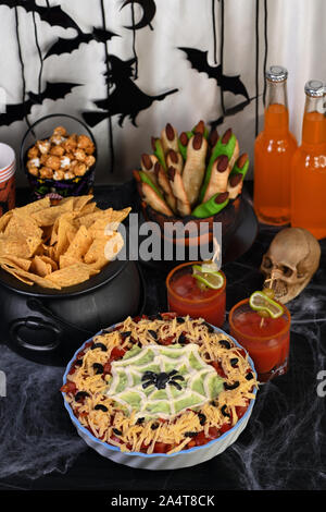 Spooky Halloween Taco à sept couches Dip : transformer un apéritif classique dans un Halloween avec de l'olive noire araignée . Banque D'Images